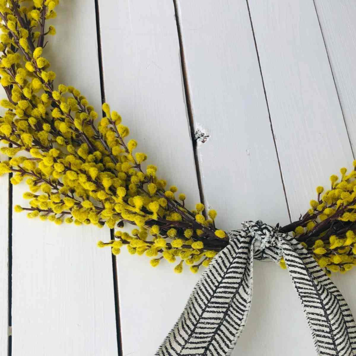 How to decorate a wire wreath frame