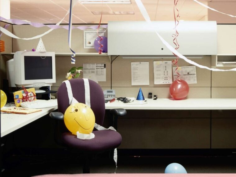 Cubicle decor etiquette. Photo of cubicle with streamers.